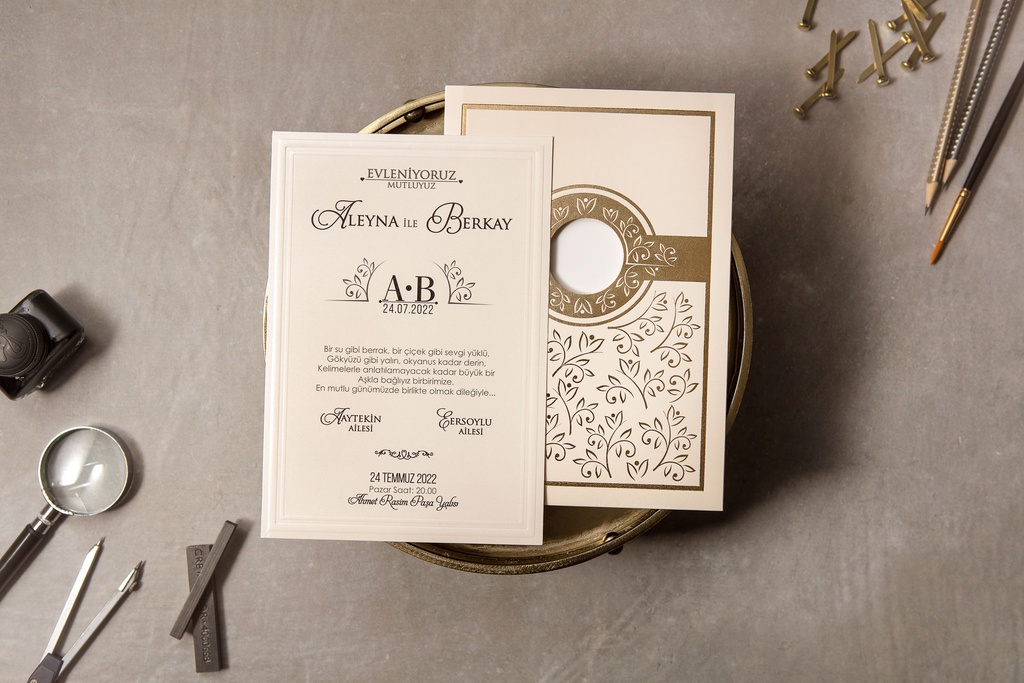 İ8390 - Featherfold