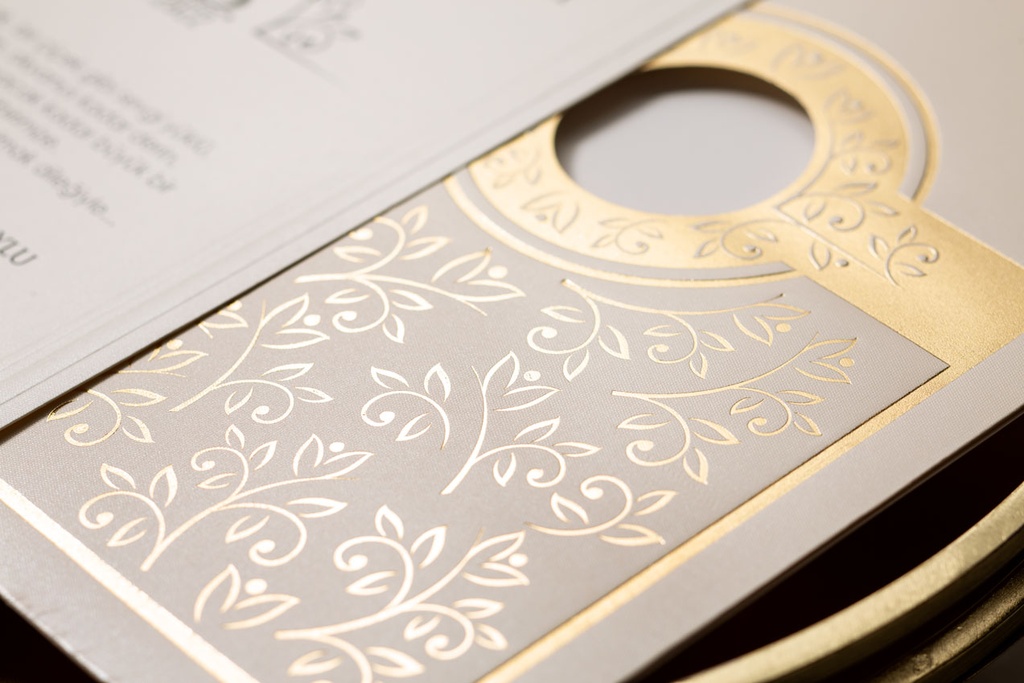 İ8390 - Featherfold