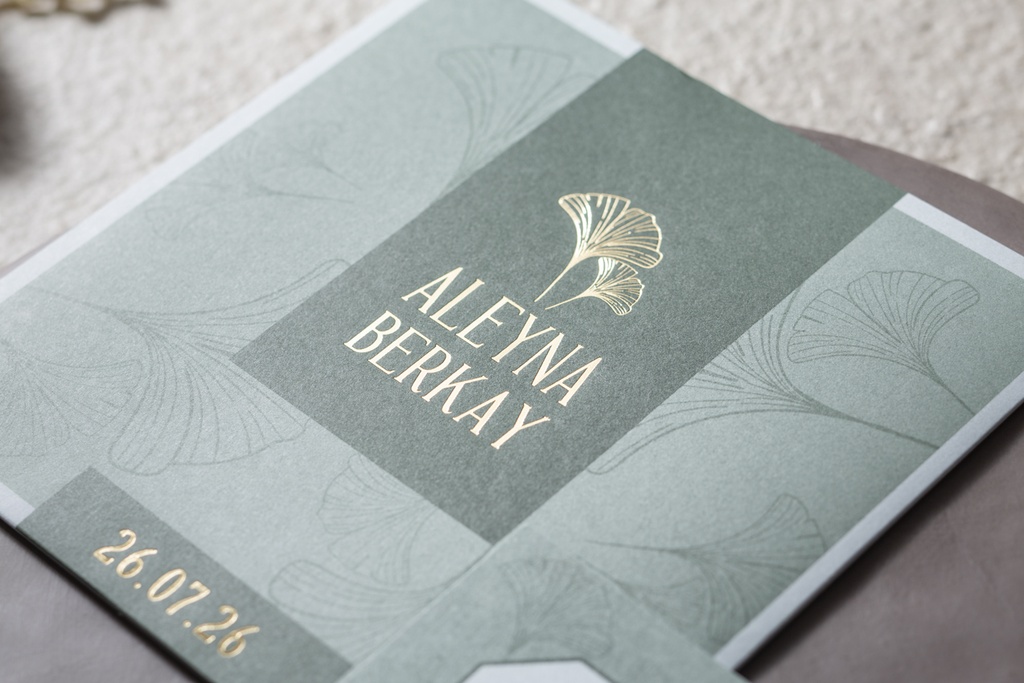 i7117 - Rose Embrace